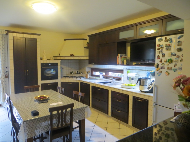  cucina realizzata completamente in legno rivestita di piastrelle, con finitura in rovere massello mordenzato 