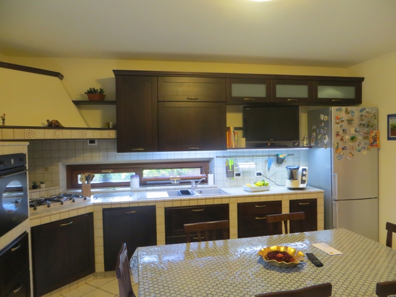  cucina realizzata completamente in legno rivestita di piastrelle, con finitura in rovere massello mordenzato 
