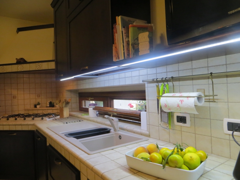  cucina realizzata completamente in legno rivestita di piastrelle, con finitura in rovere massello mordenzato 