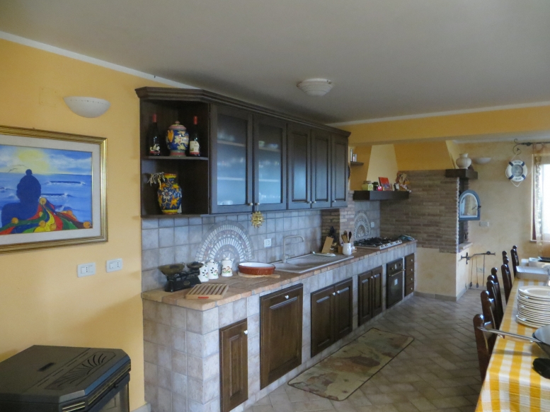  cucina realizzata completamente in legno rivestita di piastrelle, con finitura in rovere massello mordenzato 