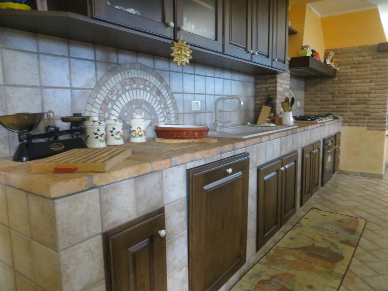  cucina realizzata completamente in legno rivestita di piastrelle, con finitura in rovere massello mordenzato 