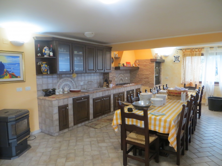  cucina realizzata completamente in legno rivestita di piastrelle, con finitura in rovere massello mordenzato 